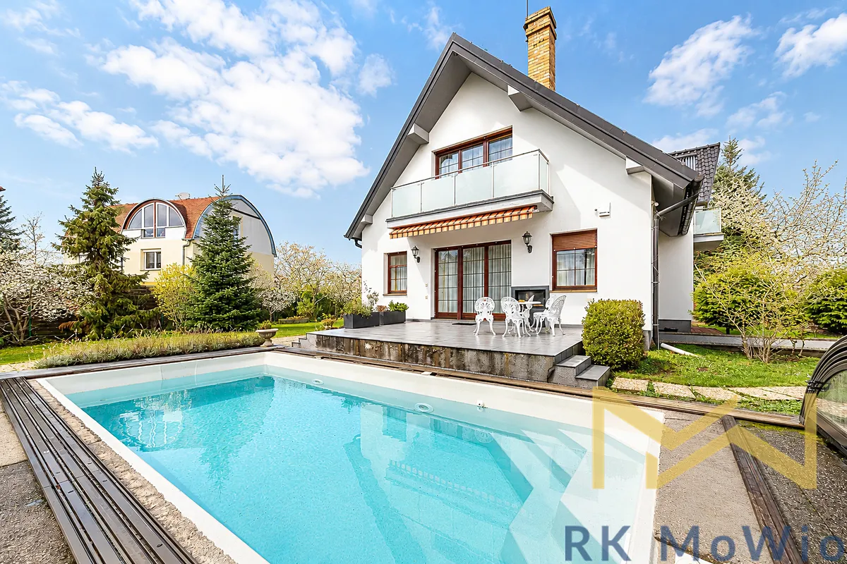 Pronájem rodinného domu 253 m², pozemek 900 m²